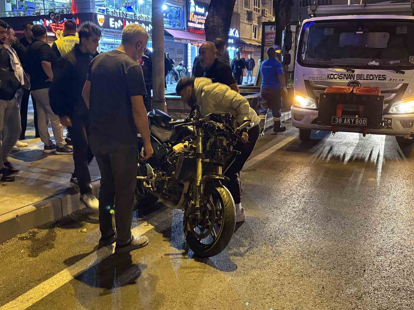 Kayseri’de motosiklet yolun karşısına geçmeye çalışan çocuğa çarptı: 2’si ağır, 3 yaralı