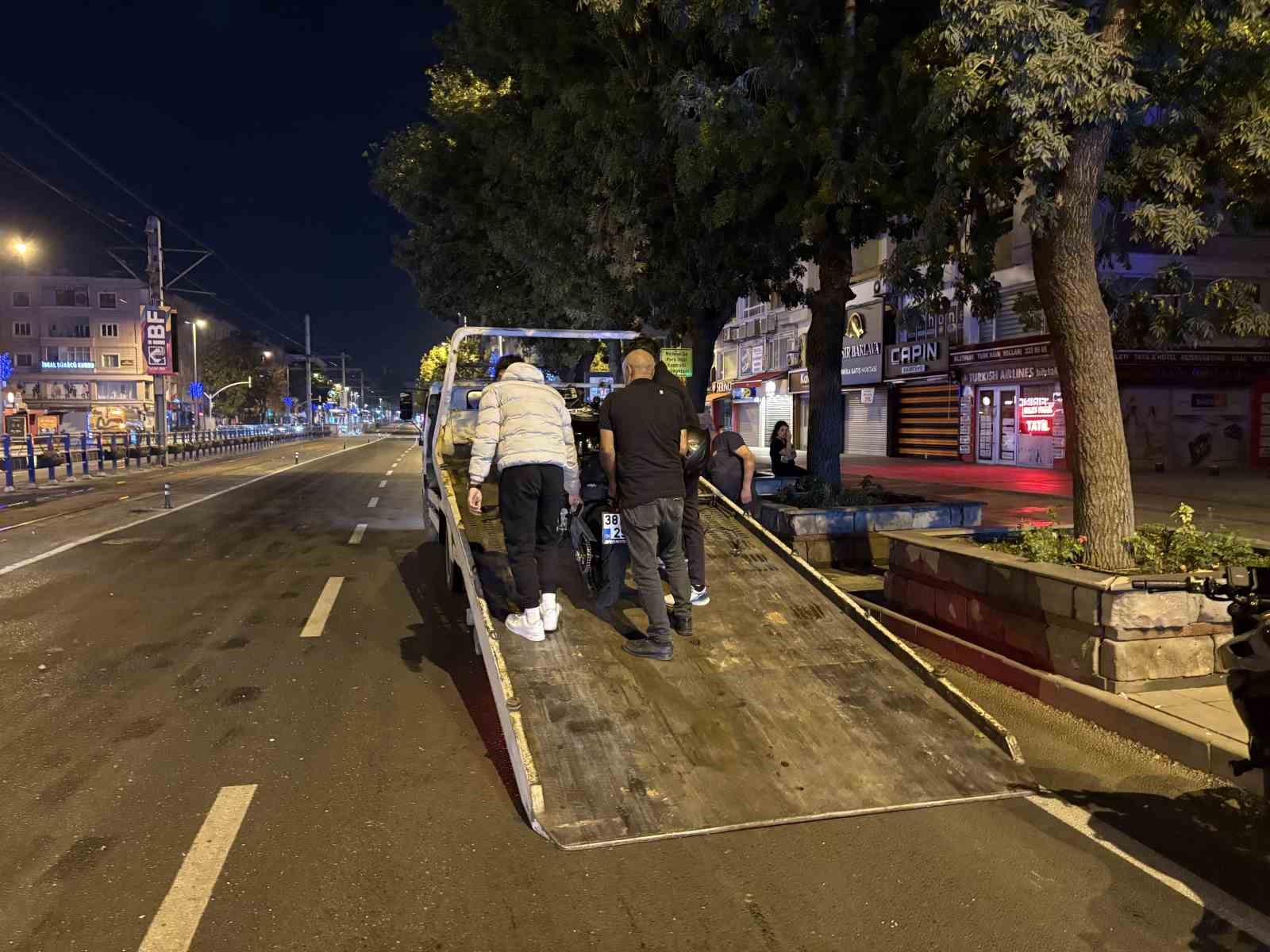 Kayseri’de motosiklet yolun karşısına geçmeye çalışan çocuğa çarptı: 2’si ağır, 3 yaralı