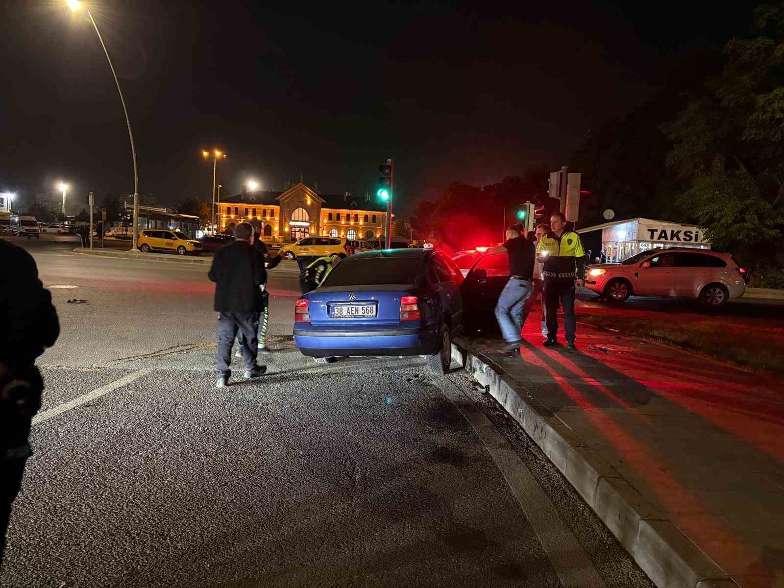 ‘Dur’ ihtarına uymayarak gözden kaybolan sürücü kaza yapmış halde yakalandı: 2 yaralı