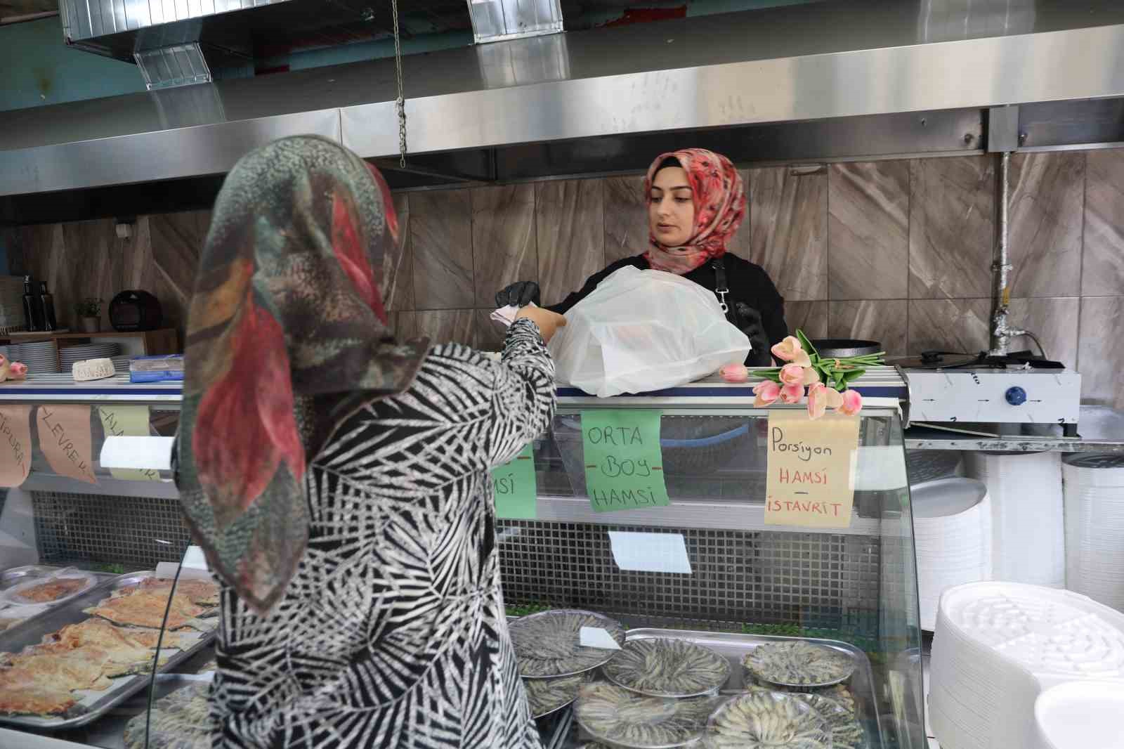 Balığa kadın eli değdi: Kentin tek ustası, siparişlere yetişmeye çalışıyor