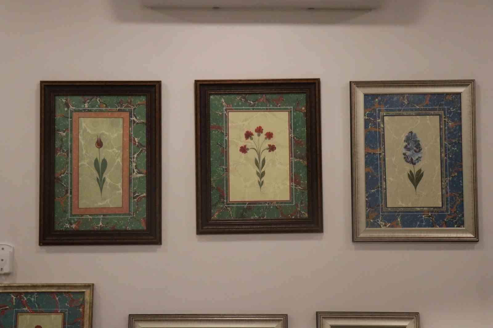 Suyun üzerindeki renkleri benzersiz defterlere dönüştürüyor