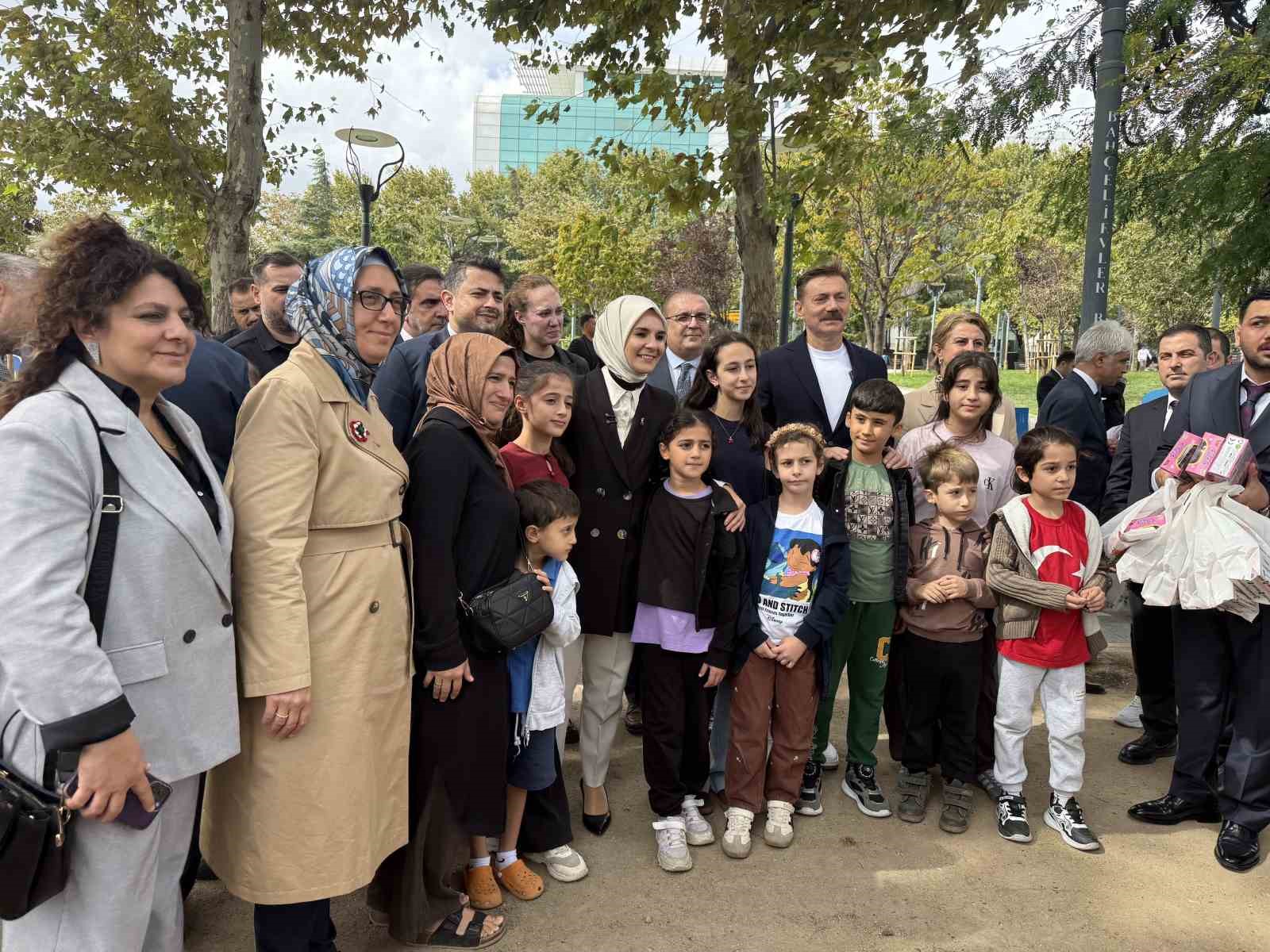 Aile ve Sosyal Hizmetler Bakanı Göktaş, "Türkiye Yüzyılı Buluşmaları" kapsamında esnaf ve vatandaşlarla bir araya geldi