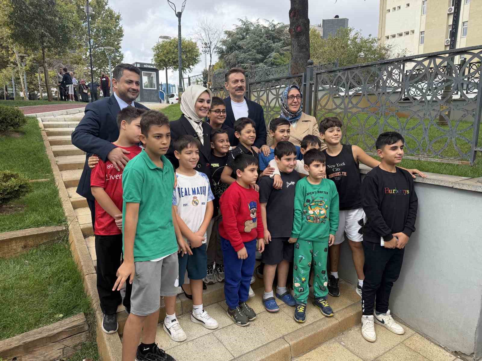 Aile ve Sosyal Hizmetler Bakanı Göktaş, "Türkiye Yüzyılı Buluşmaları" kapsamında esnaf ve vatandaşlarla bir araya geldi