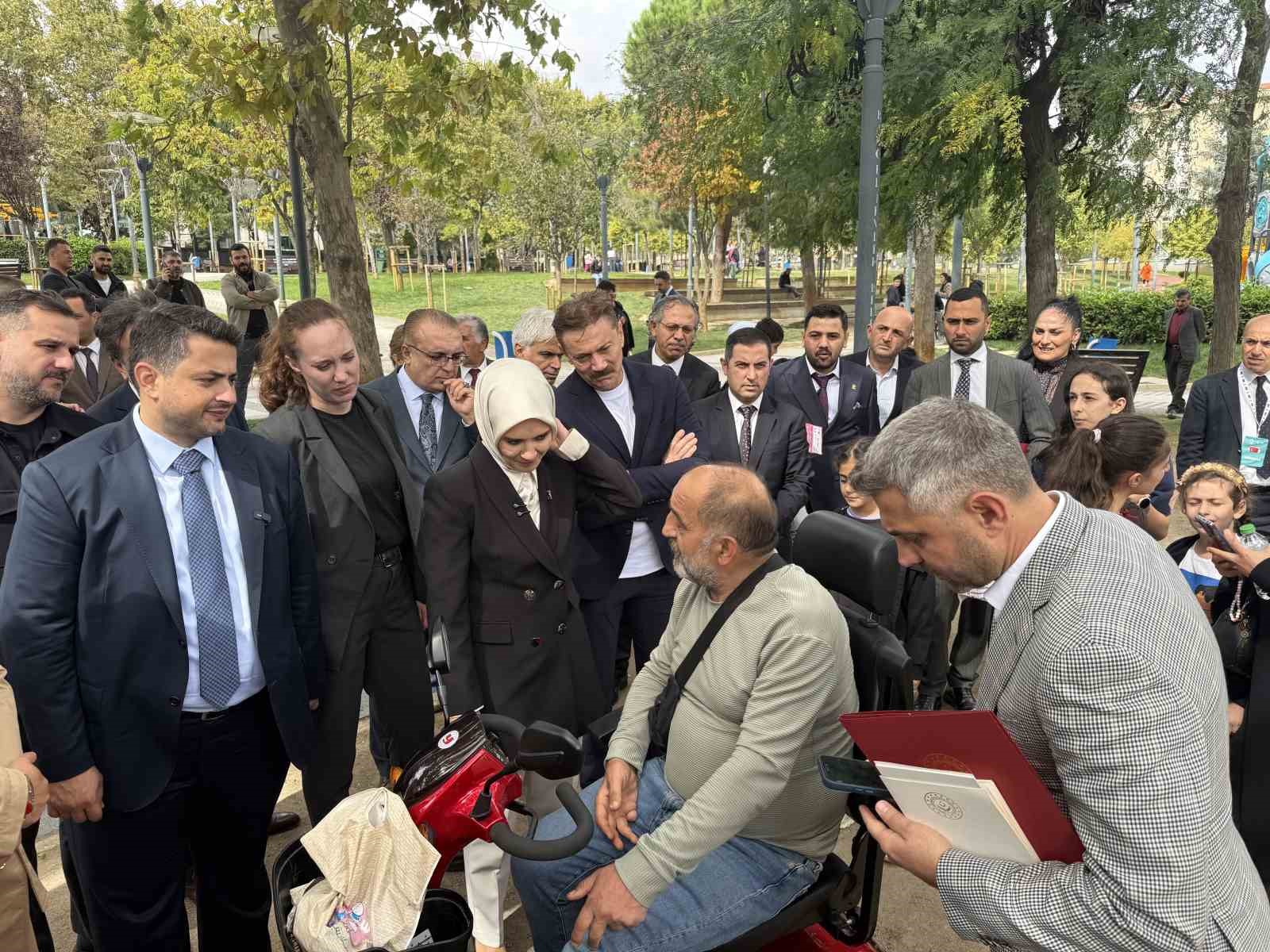 Aile ve Sosyal Hizmetler Bakanı Göktaş, "Türkiye Yüzyılı Buluşmaları" kapsamında esnaf ve vatandaşlarla bir araya geldi