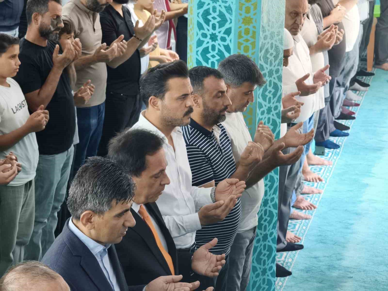 Tatil dönüşü yolculuk yaptıkları geminin batmasıyla kaybolan 6 ve 12 yaşındaki kardeşler için gıyabi cenaze namazı kılındu