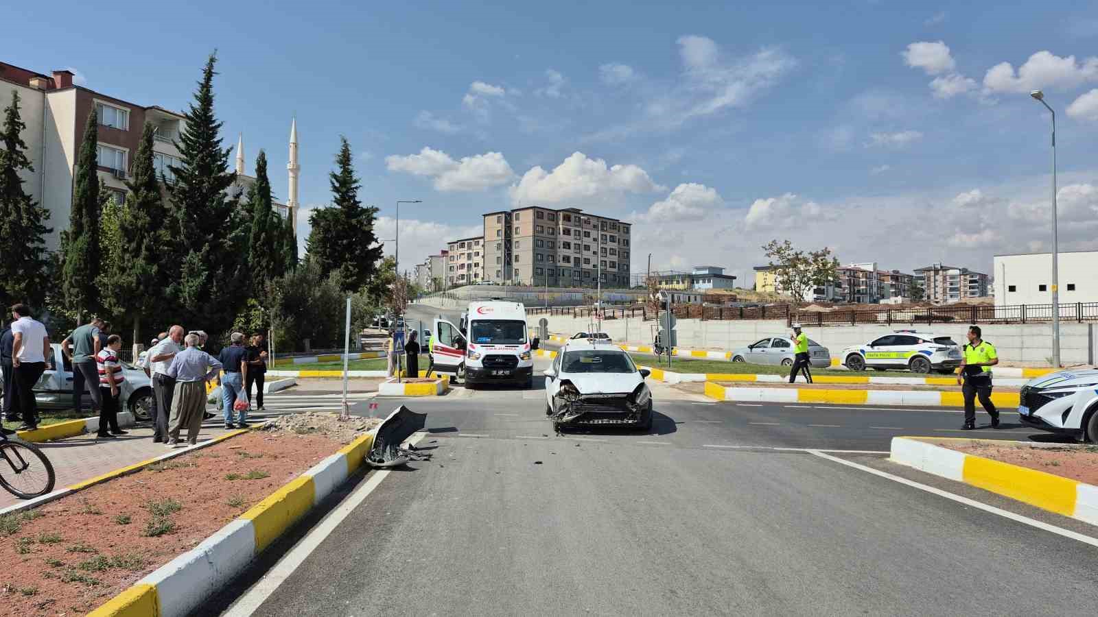 Adıyaman’da iki otomobil çarpıştı: 3 yaralı
