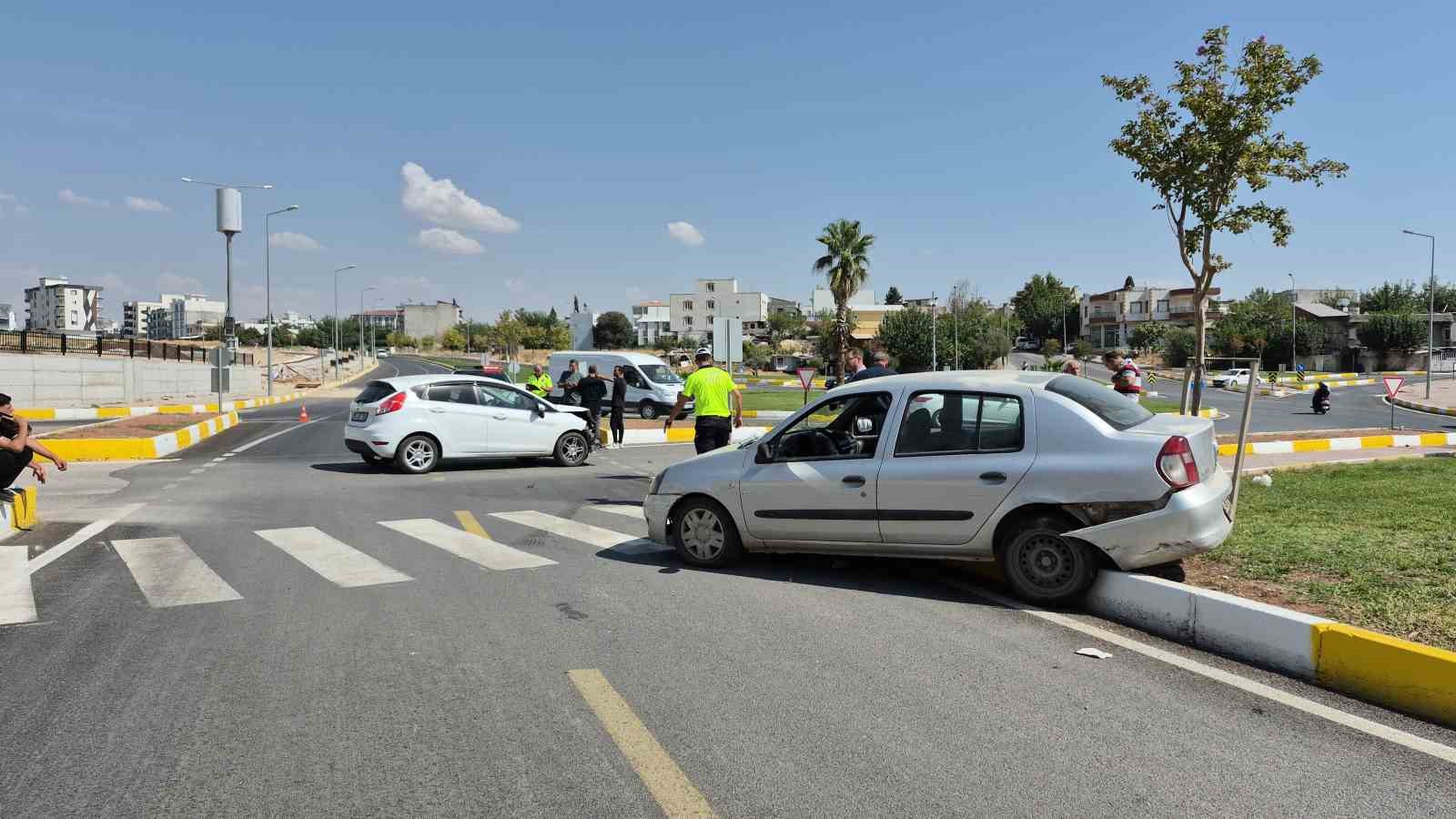 Adıyaman’da iki otomobil çarpıştı: 3 yaralı