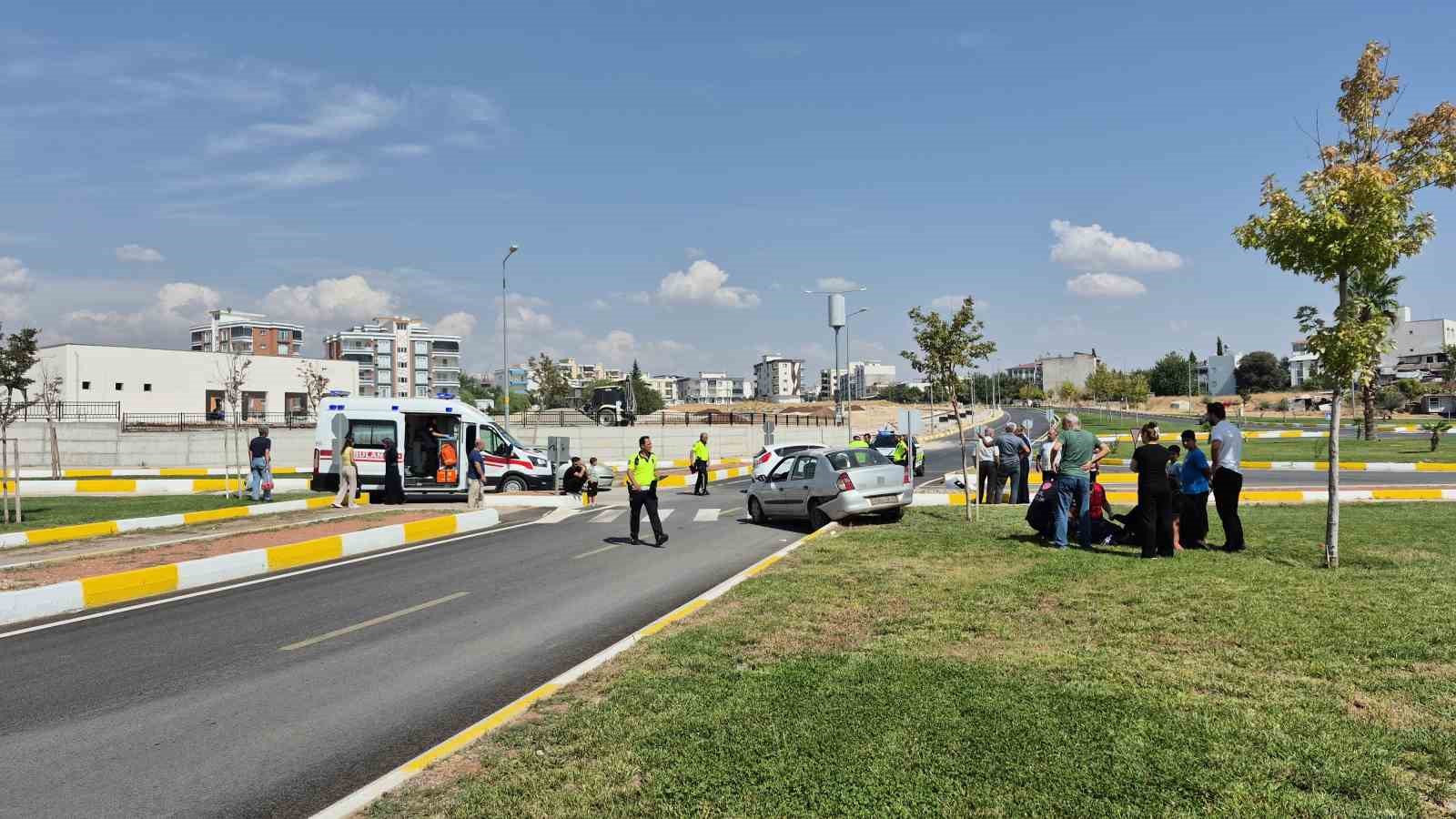 Adıyaman’da iki otomobil çarpıştı: 3 yaralı