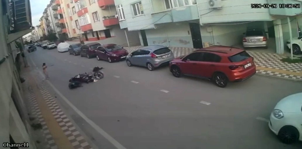 Aniden yola çıkan çocuğa motosiklet çarptı: Kaza anı kamerada