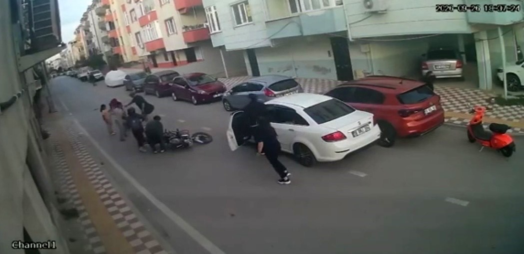 Aniden yola çıkan çocuğa motosiklet çarptı: Kaza anı kamerada