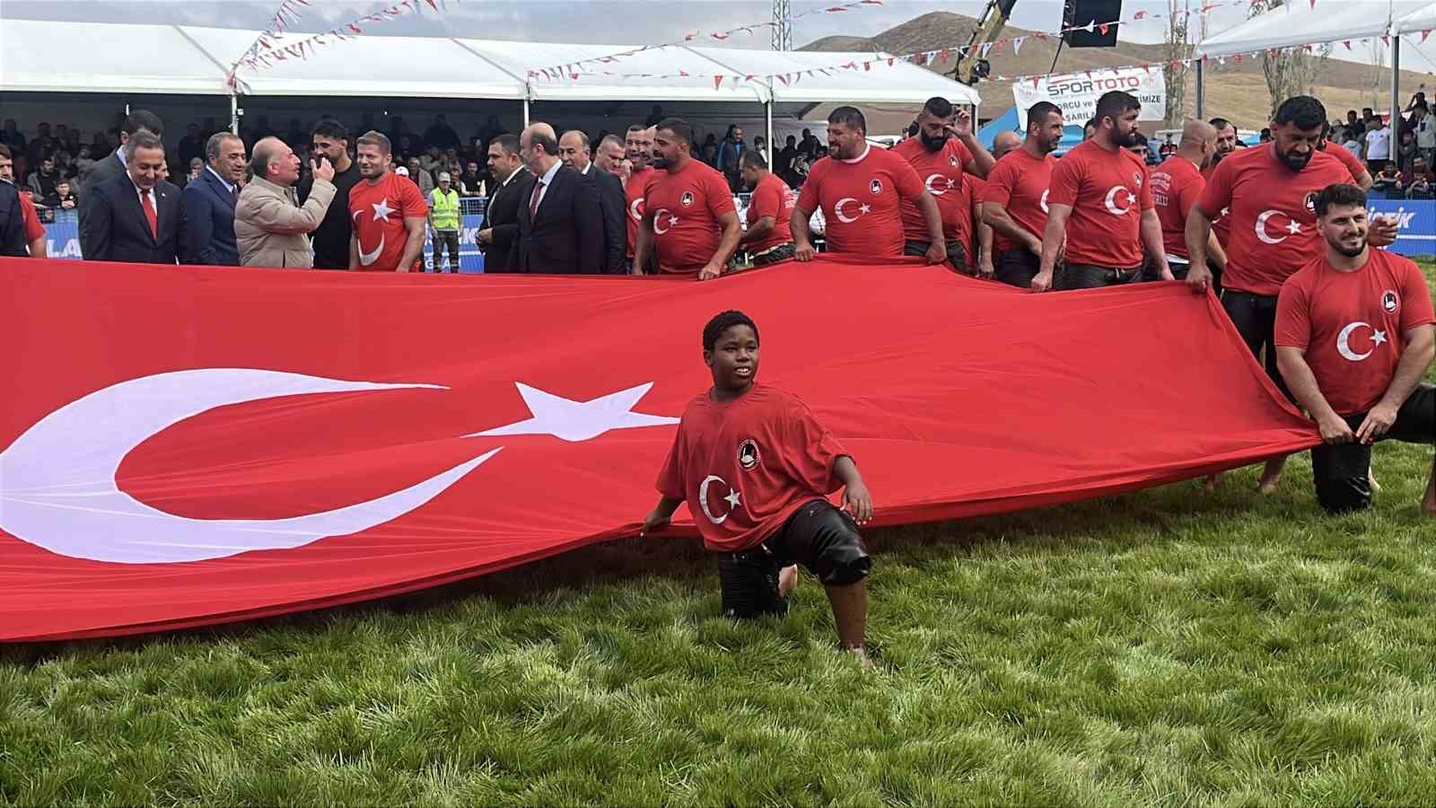Cumhurbaşkanı Erdoğan’ın sohbet ettiği Tanzanyalı minik güreşçi, o anları anlattı