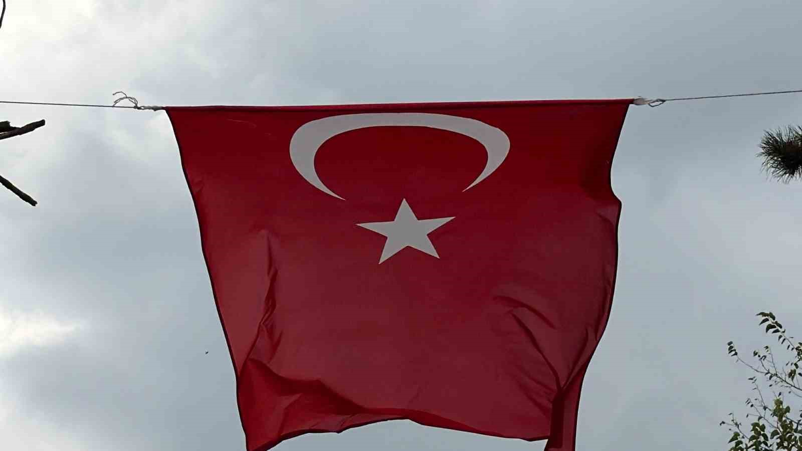 İş makinesinin üzerine çıkıp Türk bayrağını düzeltti, ardından böyle öptü