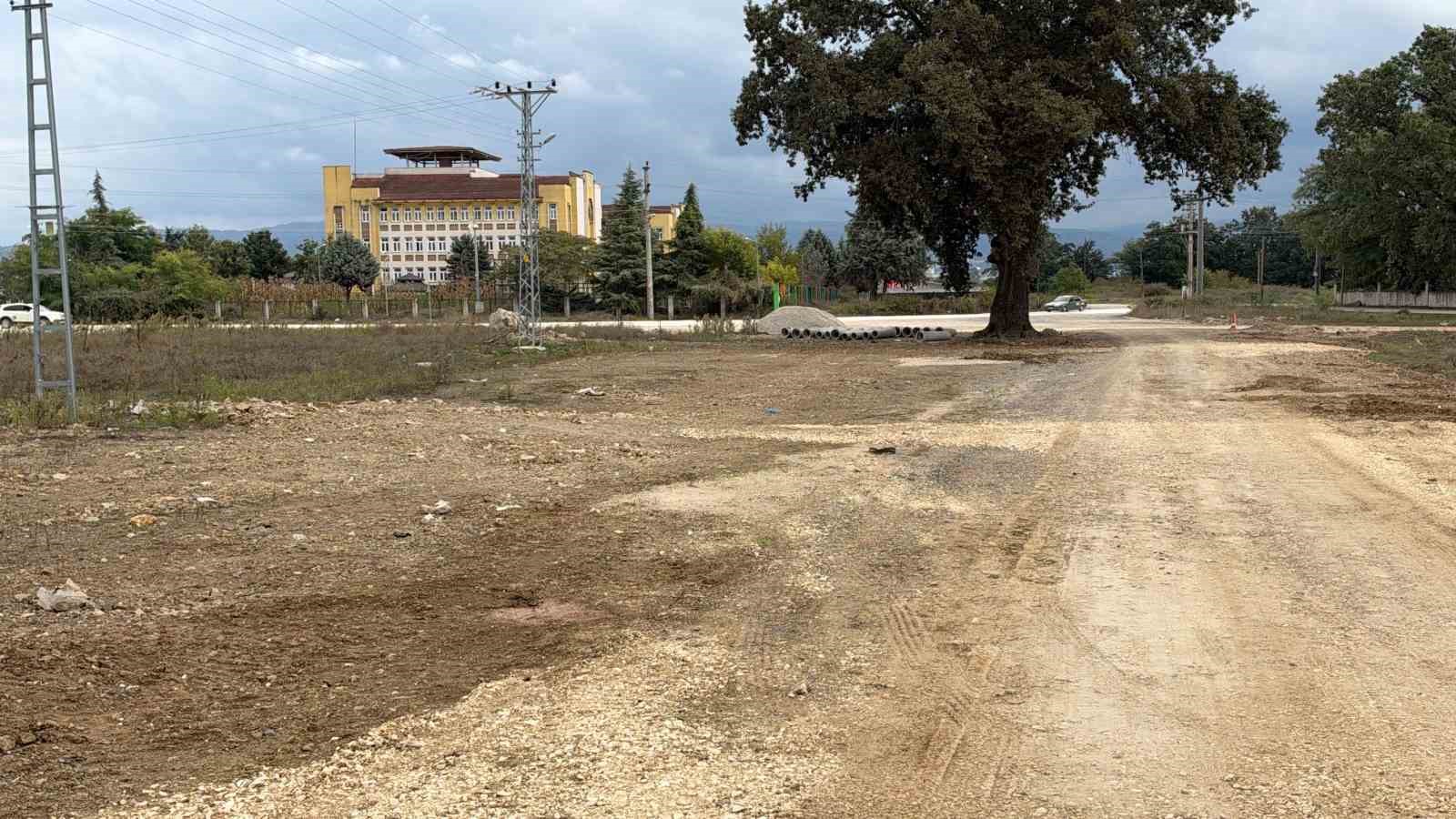 İş makinesinin üzerine çıkıp Türk bayrağını düzeltti, ardından böyle öptü