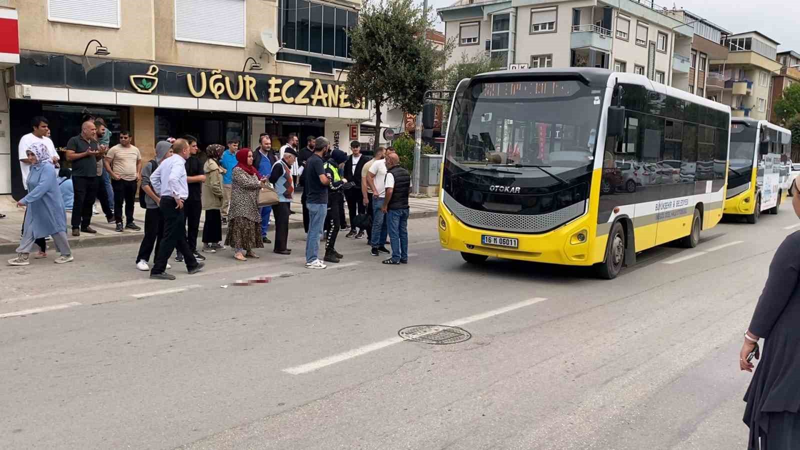 Otobüsün çarpmasıyla ağır yaralanan kadın, hayat mücadelesini kaybetti