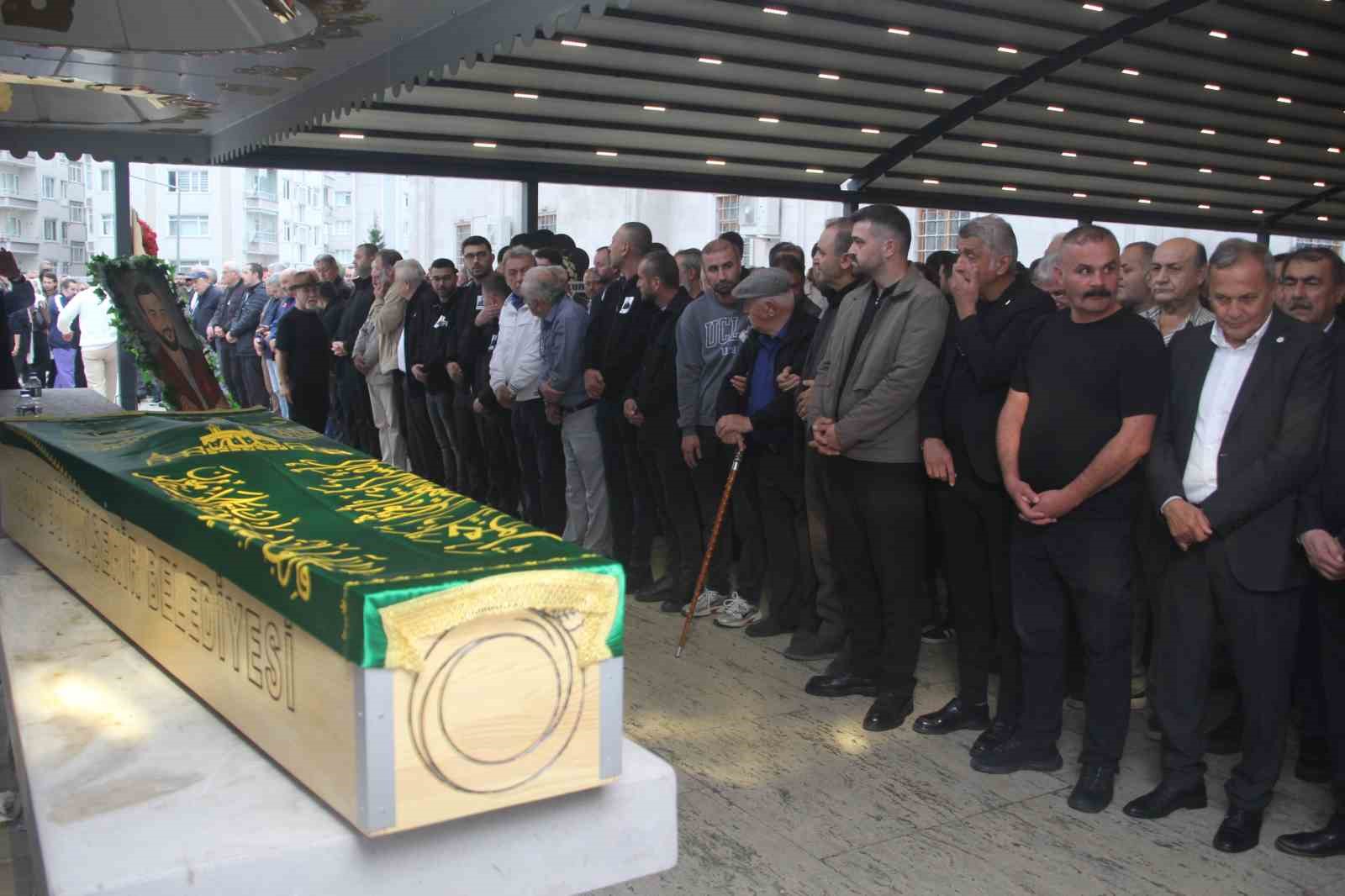 Trafik kazasında hayatını kaybeden Gazeteci Dursun Biran Yılmaz, evlilik yıl dönümünde toprağa verildi