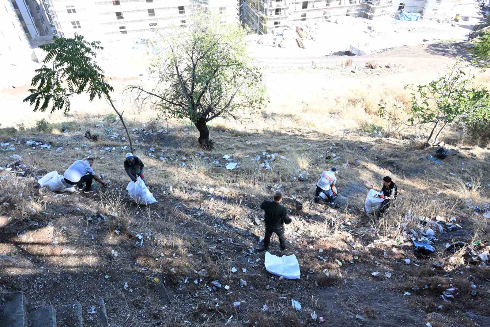 Manisa’nın tarihi ve doğal güzelliklerine uzanan yolda temizlik çalışması