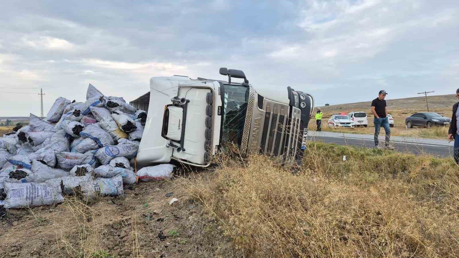 Meşe kömürü yüklü tır devrildi, sürücüsü yaralandı