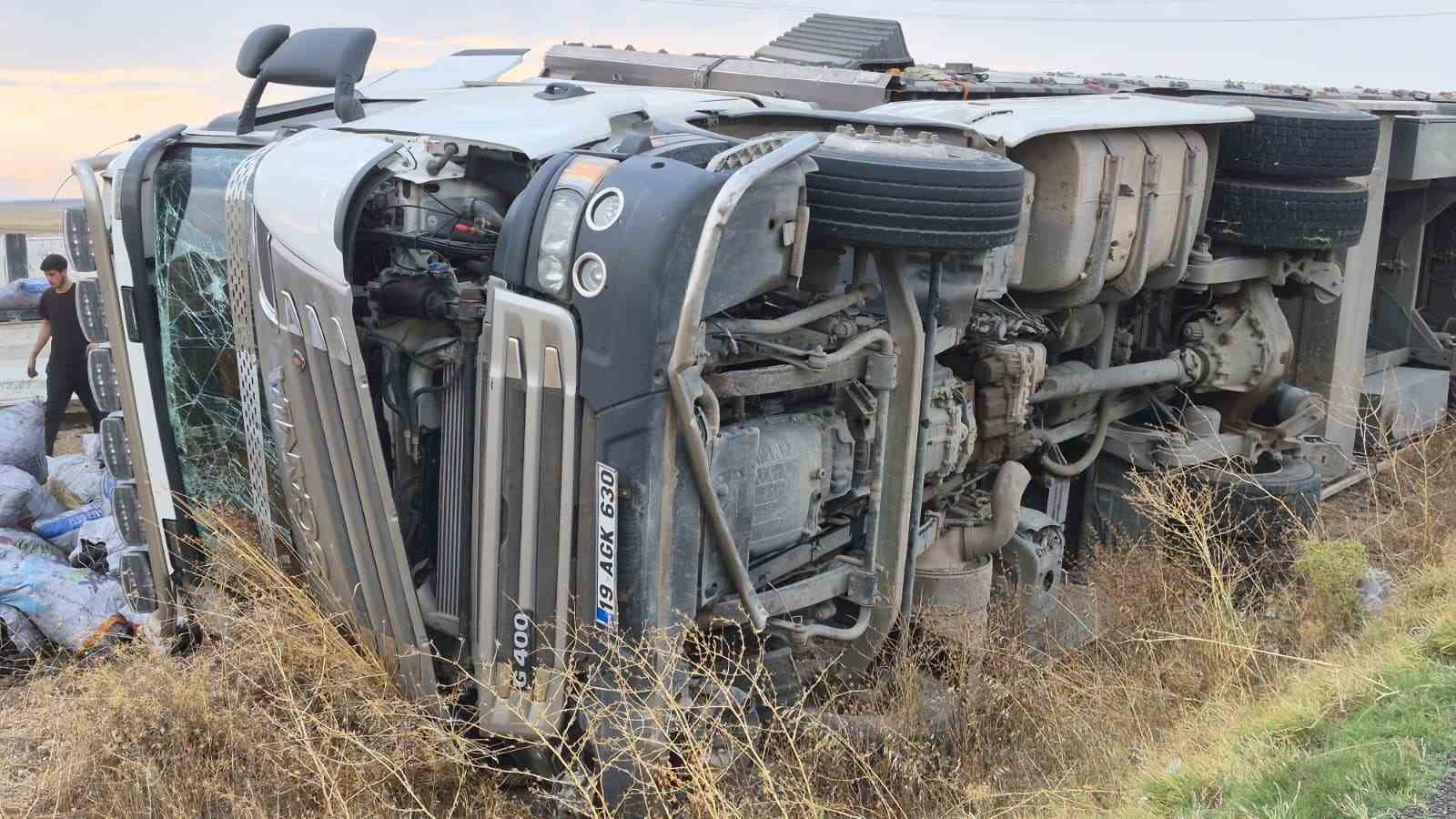 Meşe kömürü yüklü tır devrildi, sürücüsü yaralandı