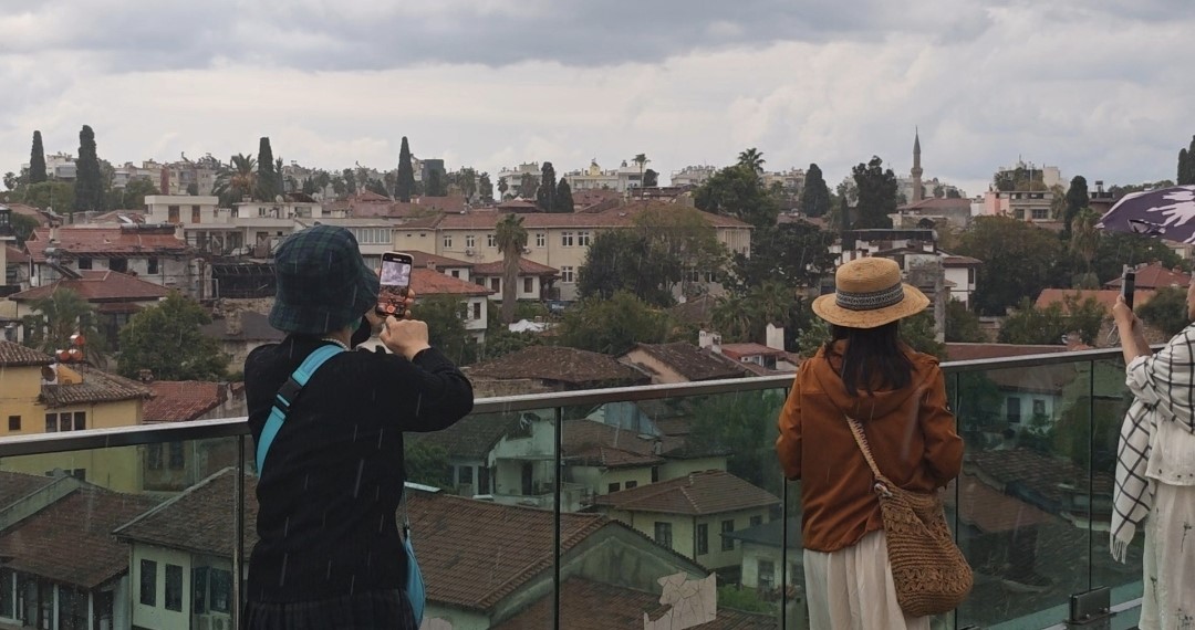 Cumhuriyet Meydanı’nda şemsiyeler açıldı, turistler yağmura rağmen gezilerini sürdürdü