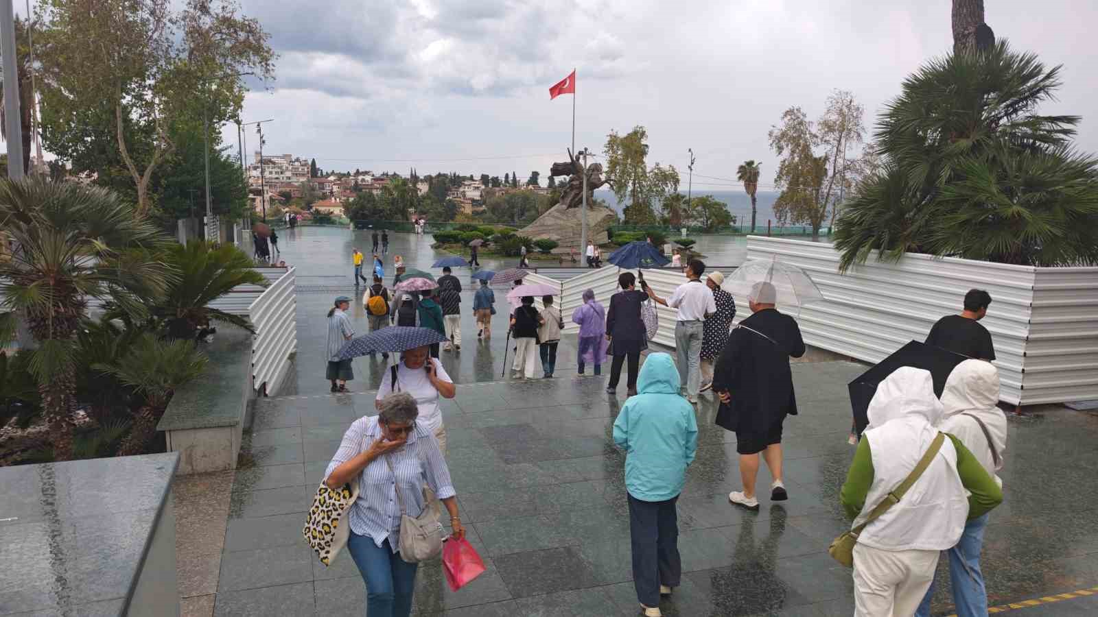 Cumhuriyet Meydanı’nda şemsiyeler açıldı, turistler yağmura rağmen gezilerini sürdürdü
