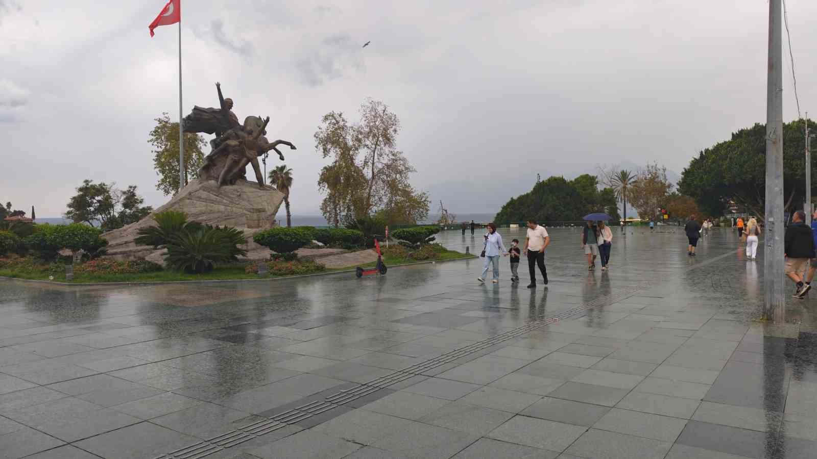 Cumhuriyet Meydanı’nda şemsiyeler açıldı, turistler yağmura rağmen gezilerini sürdürdü