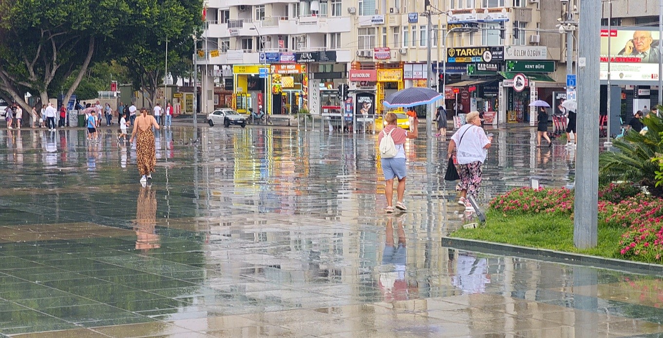 Cumhuriyet Meydanı’nda şemsiyeler açıldı, turistler yağmura rağmen gezilerini sürdürdü
