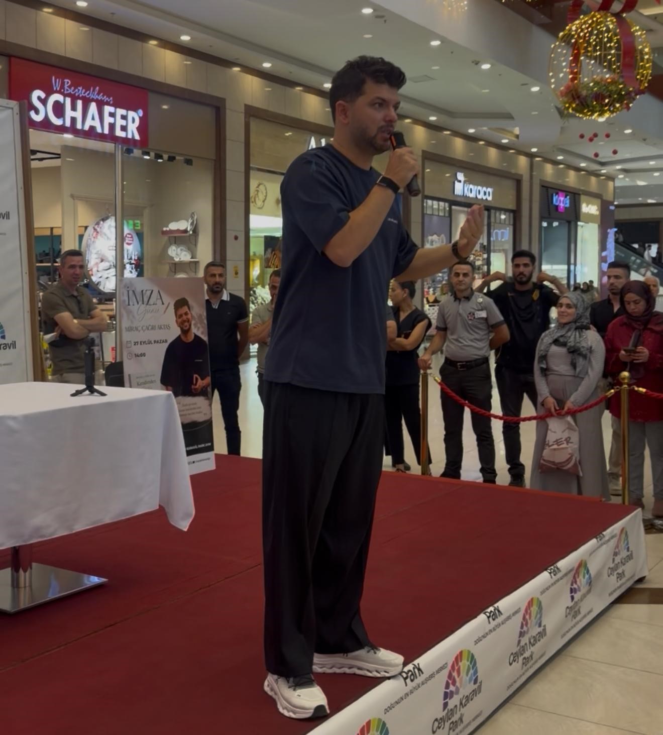 Miraç Çağrı Aktaş, Ceylan Karavil Park AVM’de okurlarıyla buluştu