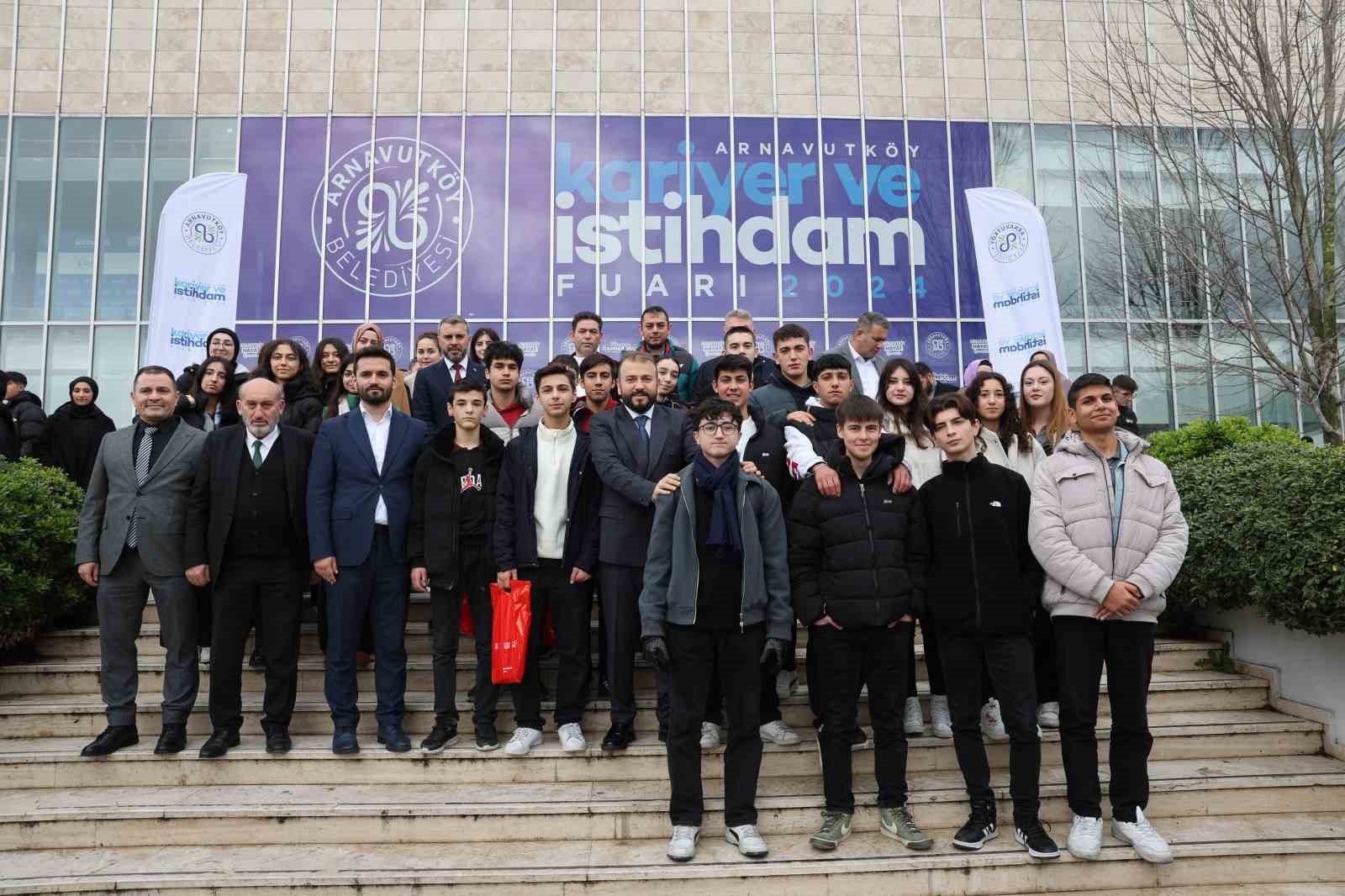Bakan Işıkhan Arnavutköy Belediyesi’nin istihdam çalışmaları kapsamında üreten gençlerle buluştu