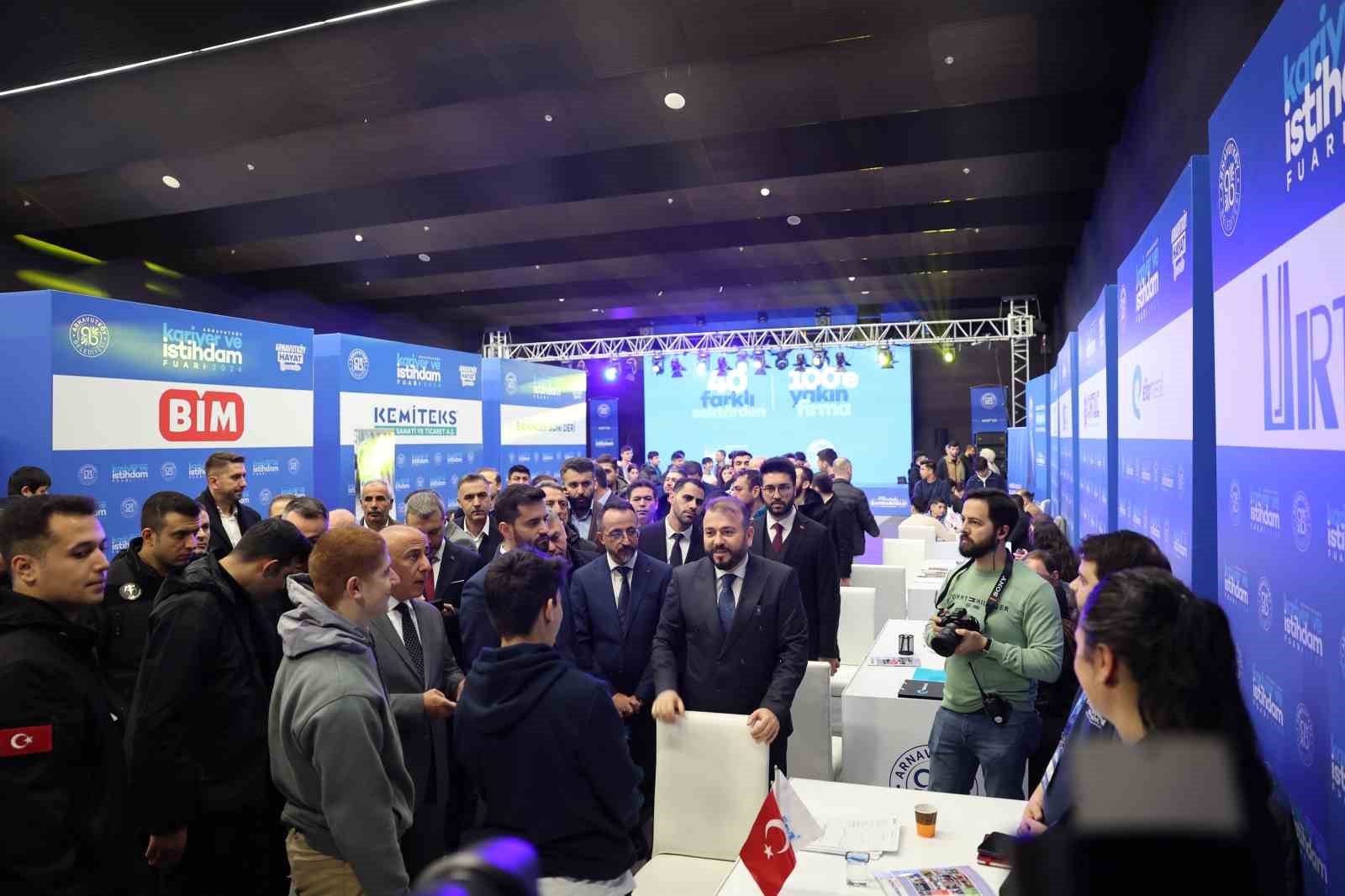 Bakan Işıkhan Arnavutköy Belediyesi’nin istihdam çalışmaları kapsamında üreten gençlerle buluştu