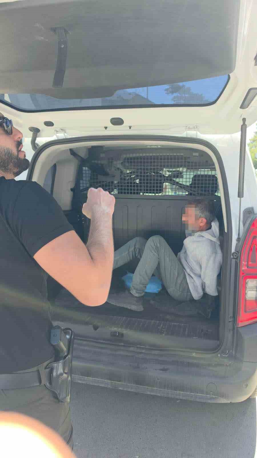 Polis şüphelendi, üzerinden uyuşturucu çıkınca tutuklandı