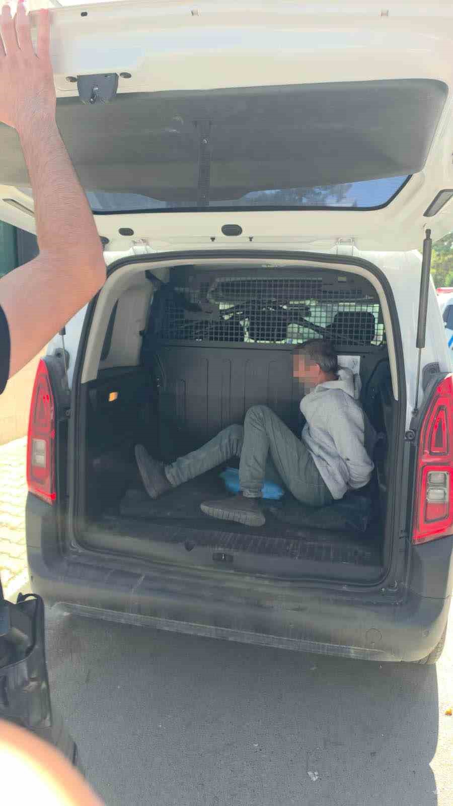 Polis şüphelendi, üzerinden uyuşturucu çıkınca tutuklandı