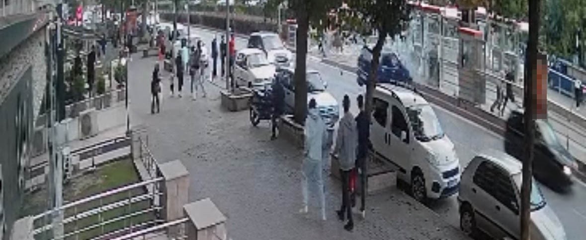 Kayseri’de otomobil tramvay durağına çarptı: 1 yaralı
