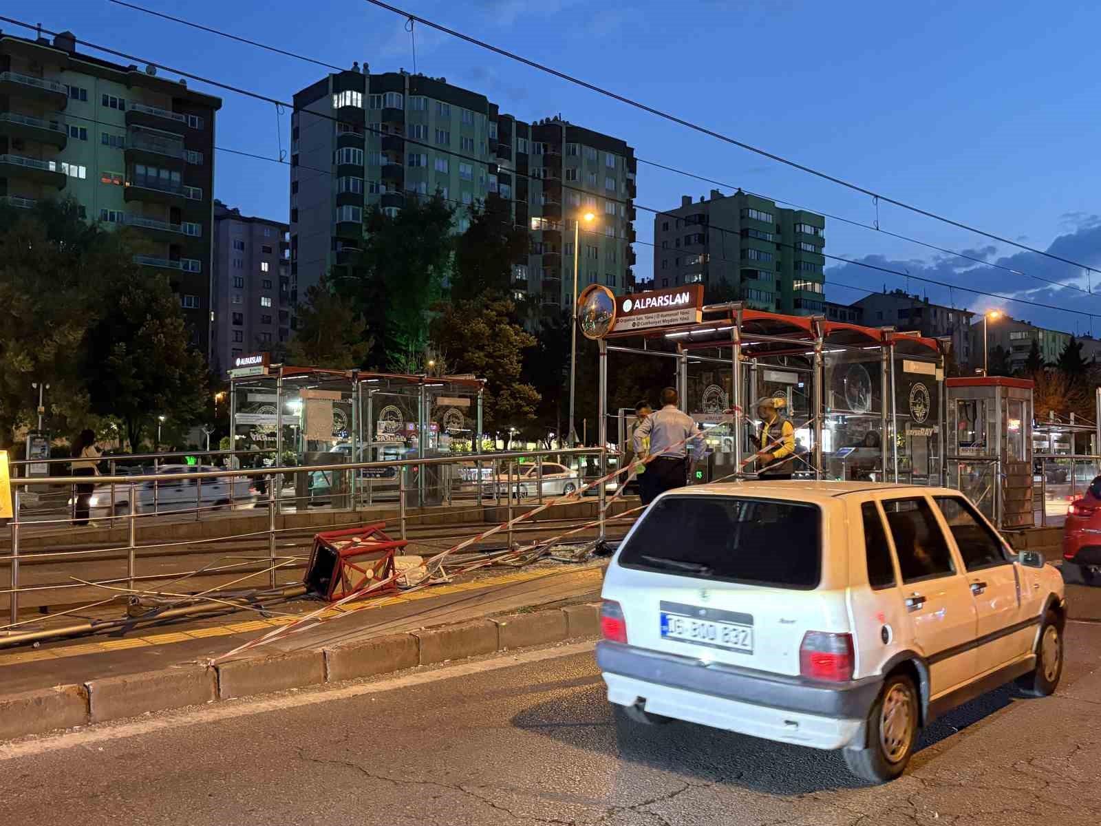 Kayseri’de otomobil tramvay durağına çarptı: 1 yaralı