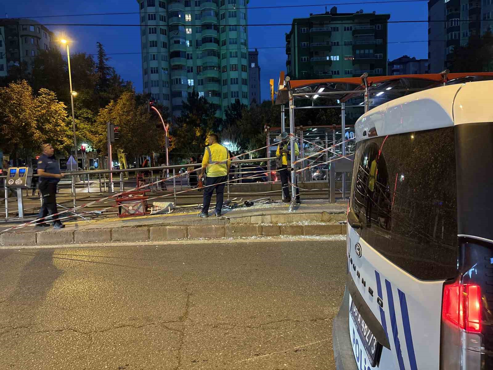 Kayseri’de otomobil tramvay durağına çarptı: 1 yaralı