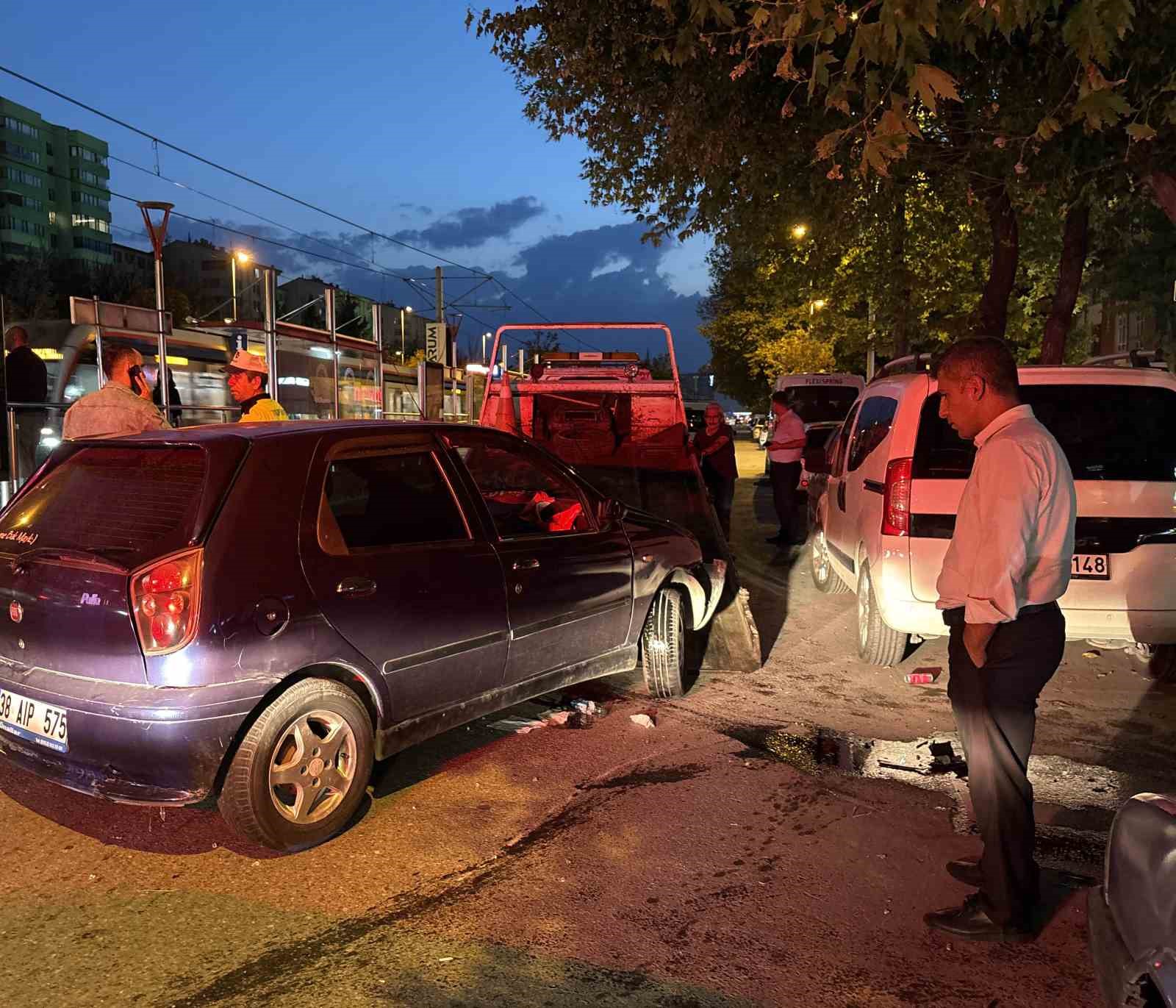 Kayseri’de otomobil tramvay durağına çarptı: 1 yaralı
