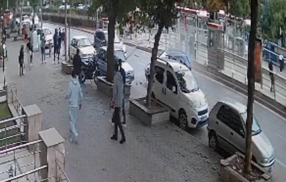 Kayseri’de otomobil tramvay durağına çarptı: 1 yaralı