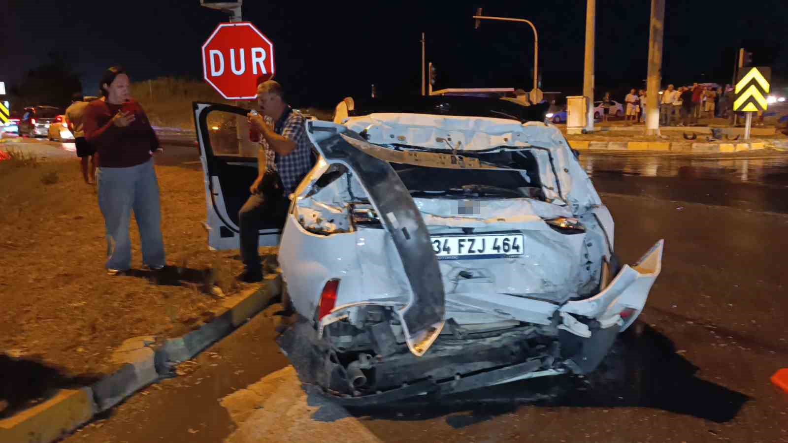 Antalya’da tır devrildi: Durakta bekleyen 2 kişi hayatını kaybetti