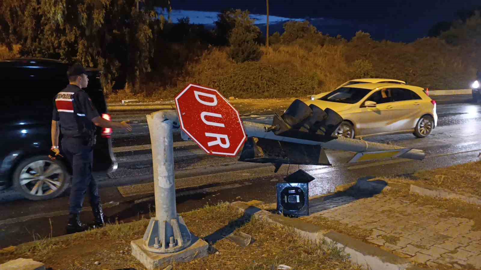 Antalya’da tır devrildi: Durakta bekleyen 2 kişi hayatını kaybetti