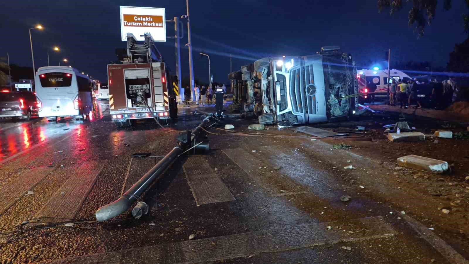 Antalya’da tır devrildi: Durakta bekleyen 2 kişi hayatını kaybetti