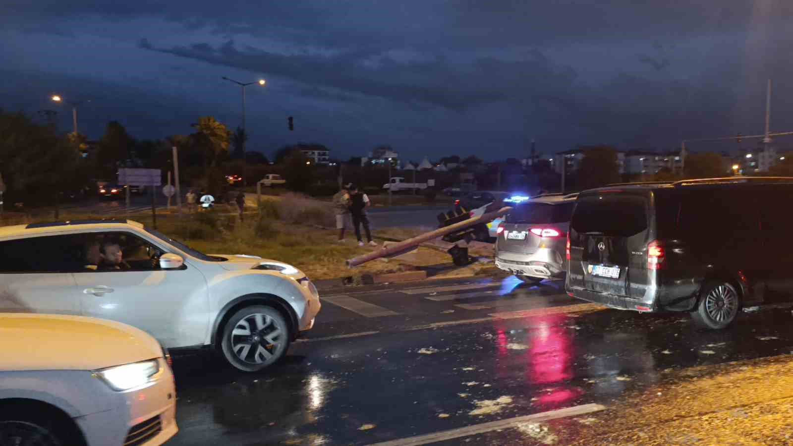 Antalya’da tır devrildi: Durakta bekleyen 2 kişi hayatını kaybetti