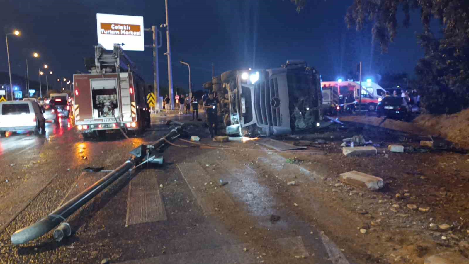 Antalya’da tır devrildi: Durakta bekleyen 2 kişi hayatını kaybetti