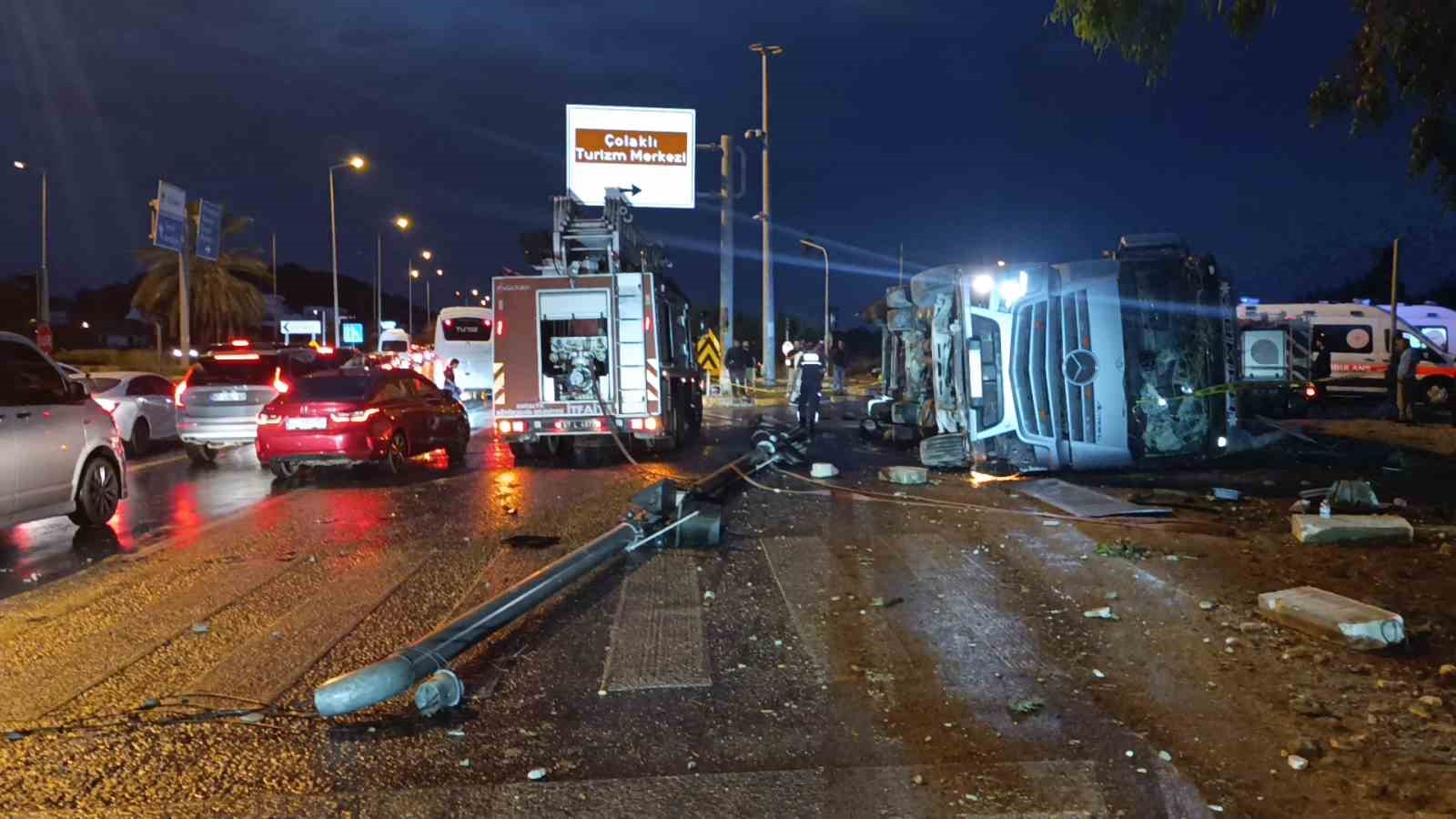 Antalya’da tır devrildi: Durakta bekleyen 2 kişi hayatını kaybetti