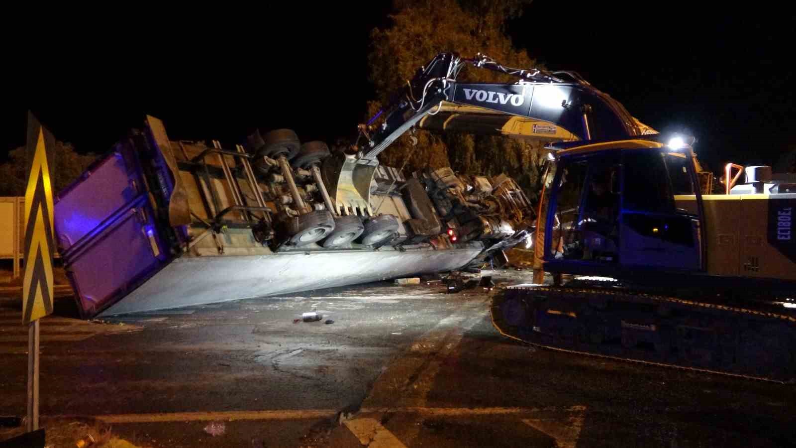Antalya’da tır devrildi: Durakta bekleyen 2 kişi hayatını kaybetti