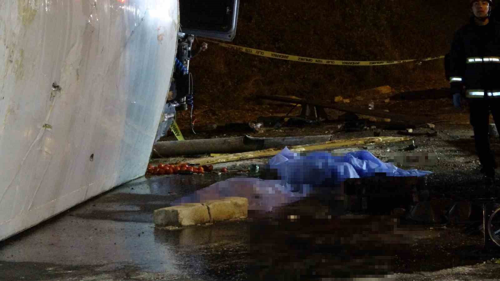 Antalya’da tır devrildi: Durakta bekleyen 2 kişi hayatını kaybetti