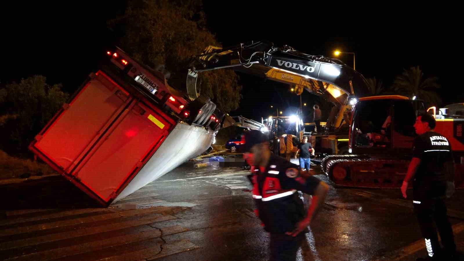 Antalya’da tır devrildi: Durakta bekleyen 2 kişi hayatını kaybetti