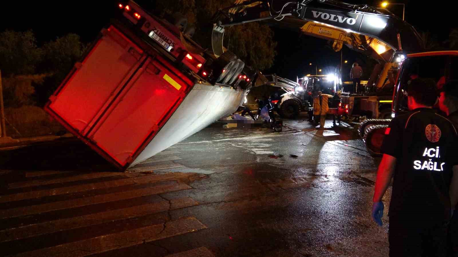 Antalya’da tır devrildi: Durakta bekleyen 2 kişi hayatını kaybetti