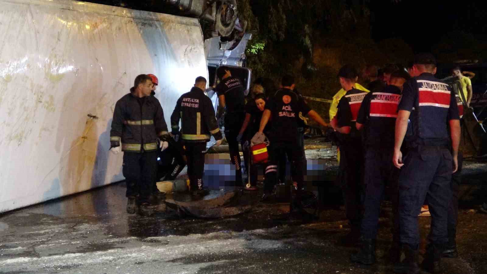 Antalya’da tır devrildi: Durakta bekleyen 2 kişi hayatını kaybetti