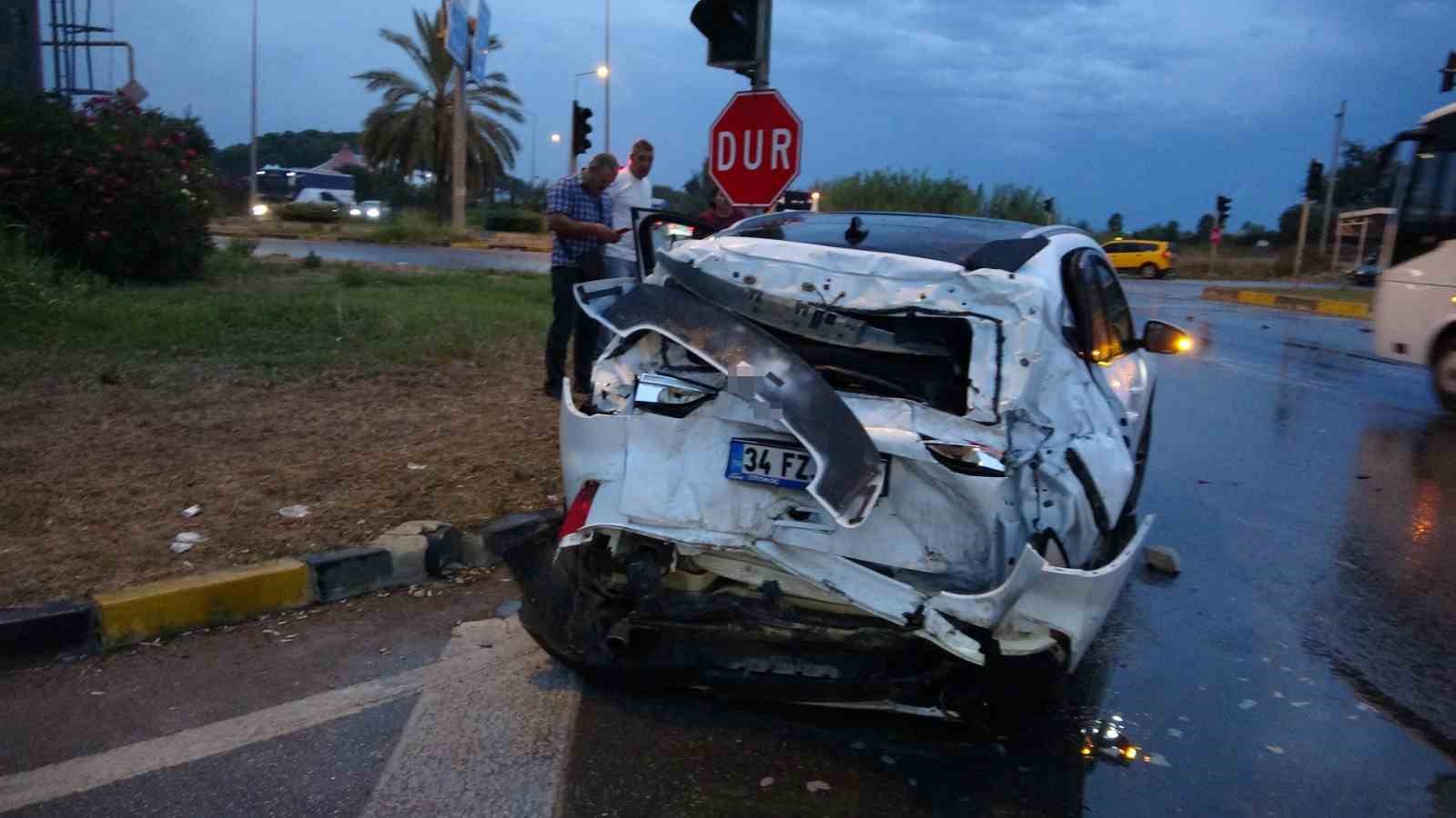 Antalya’da tır devrildi: Durakta bekleyen 2 kişi hayatını kaybetti