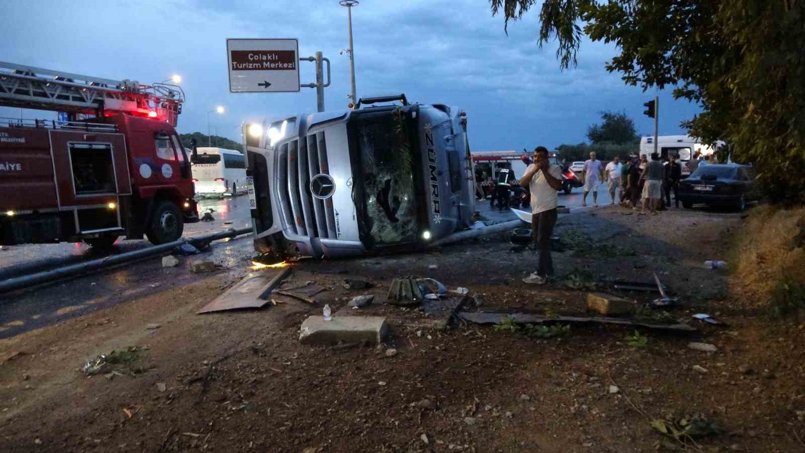 Antalya’da tır devrildi: Durakta bekleyen 2 kişi hayatını kaybetti