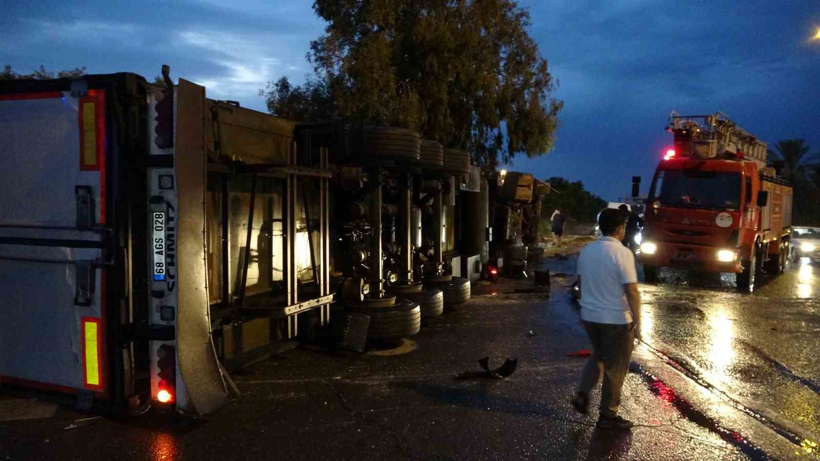 Antalya’da tır devrildi: Durakta bekleyen 2 kişi hayatını kaybetti